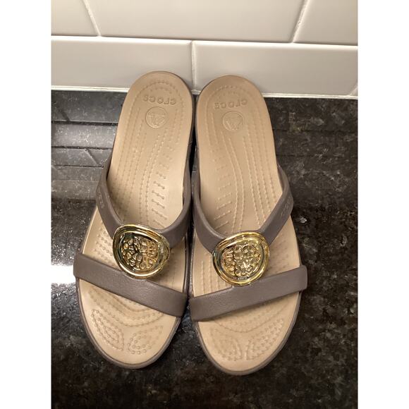 Crocs Women's Slide Strappy Wedge Sanrah Sandals Gold Medallion Brown Size W7 - Picture 4 of 10